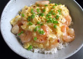 طريقة عمل أرز السوشى بالجمبرى وصوص الافوكادو