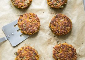 طريقة عمل برجر العدس الأسود مع سلطة الطماطم الكرزية