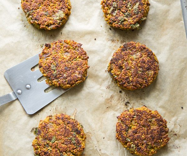 طريقة عمل برجر العدس الأسود مع سلطة الطماطم الكرزية