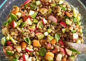 طريقة عمل سلطة عدس باردة بالليمون والنعناع واليوسفي