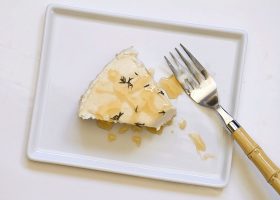 طريقة عمل تشيز كيك الزعتر والجبنة البيضاء ومعجون التمر