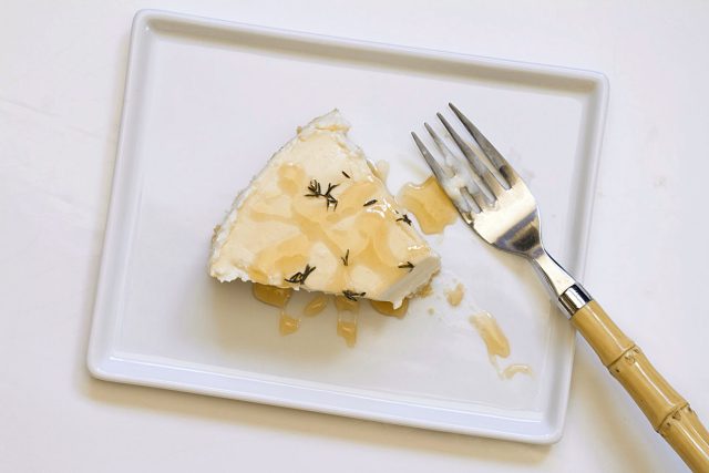 طريقة عمل تشيز كيك الزعتر والجبنة البيضاء ومعجون التمر