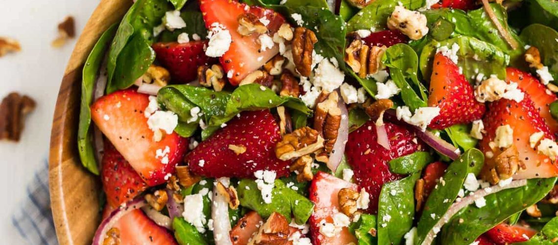 طريقة عمل سلطة فراولة بالتونة المدخنة وصلصة المستردة بالعسل