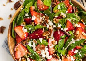 طريقة عمل سلطة فراولة بالتونة المدخنة وصلصة المستردة بالعسل