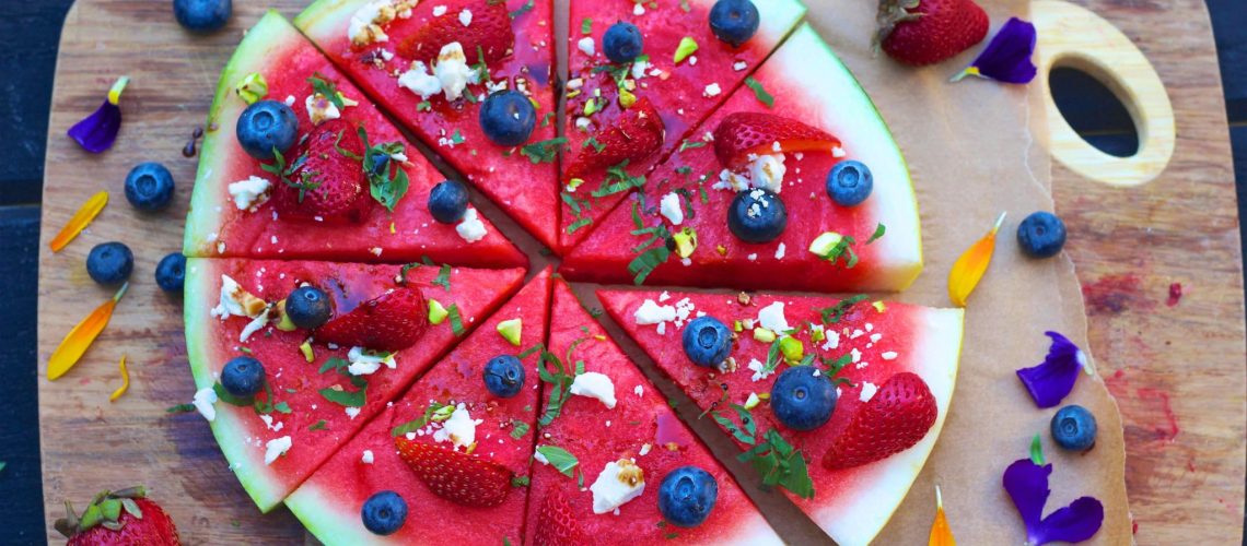 طريقة عمل بيتزا البطيخ بالجبنة الفيتا والزيتون