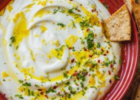 طريقة عمل تغميسة الفيتا والزعتر للفطور