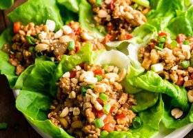 طريقة عمل لفائف خس بالأناناس وجوز الهند وصوص صويا بالعسل الاسود