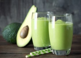 طريقة عمل عصير افوكادو بالتفاح الاخضر والزنجبيل المشوى