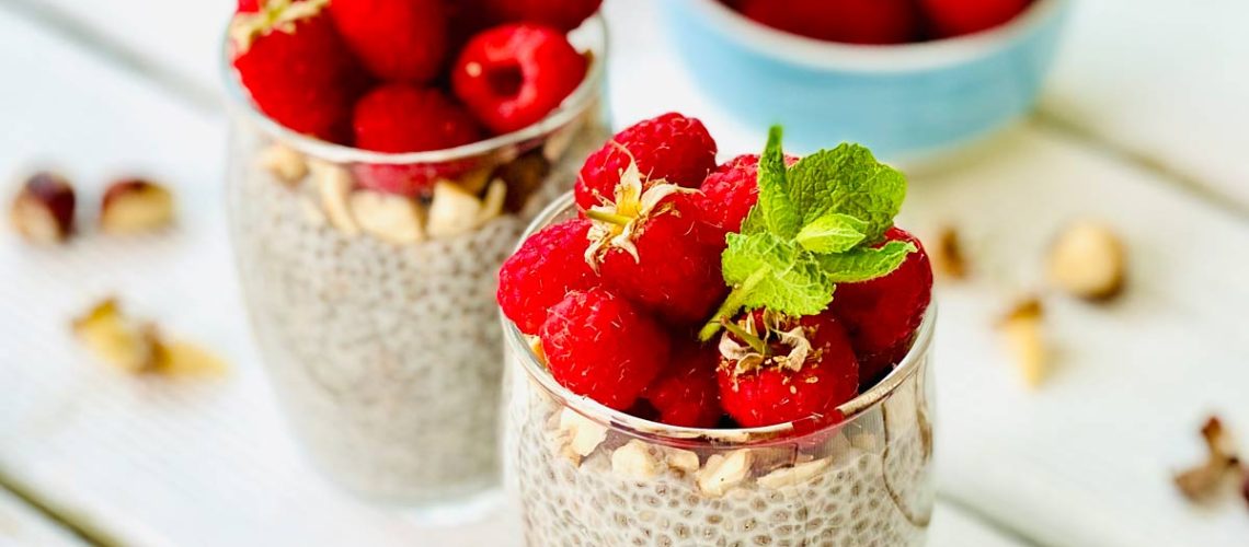 طريقة عمل بودينج شيا بنكهة الكركديه والعنب المجفف والمستكة