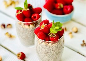 طريقة عمل بودينج شيا بنكهة الكركديه والعنب المجفف والمستكة