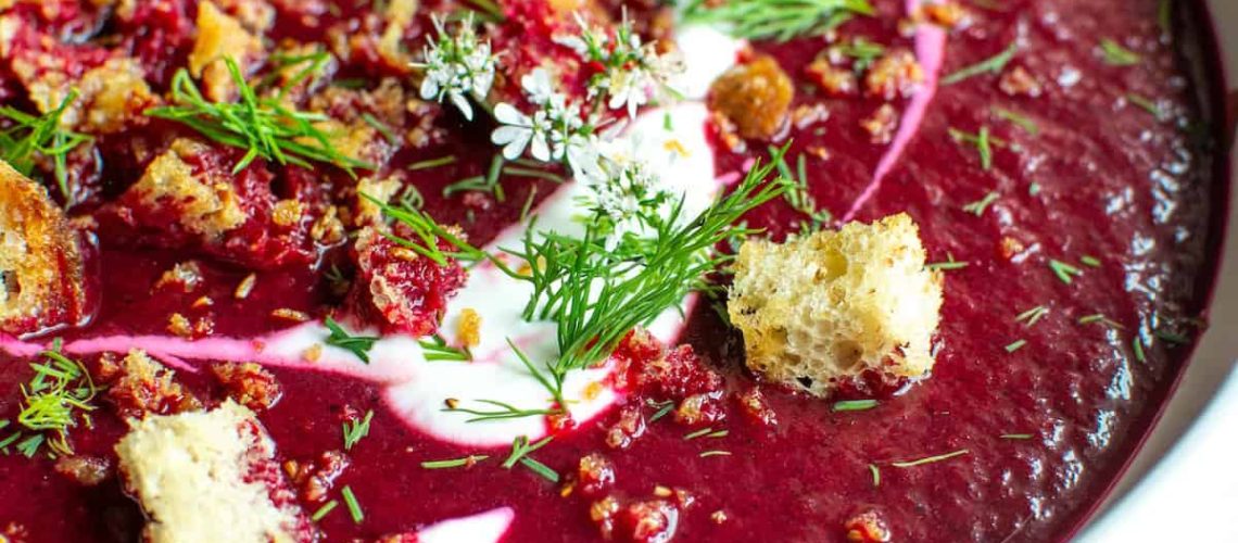 طريقة عمل شوربة شمندر باردة بالكركدية والنعناع الفريش