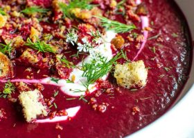 طريقة عمل شوربة شمندر باردة بالكركدية والنعناع الفريش