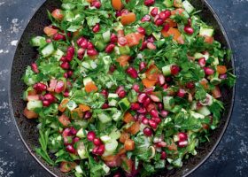 طريقة عمل سلطة ورق عنب مقطع بالرمان المجفف وصوص النعناع الحار