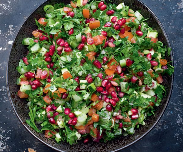 طريقة عمل سلطة ورق عنب مقطع بالرمان المجفف وصوص النعناع الحار