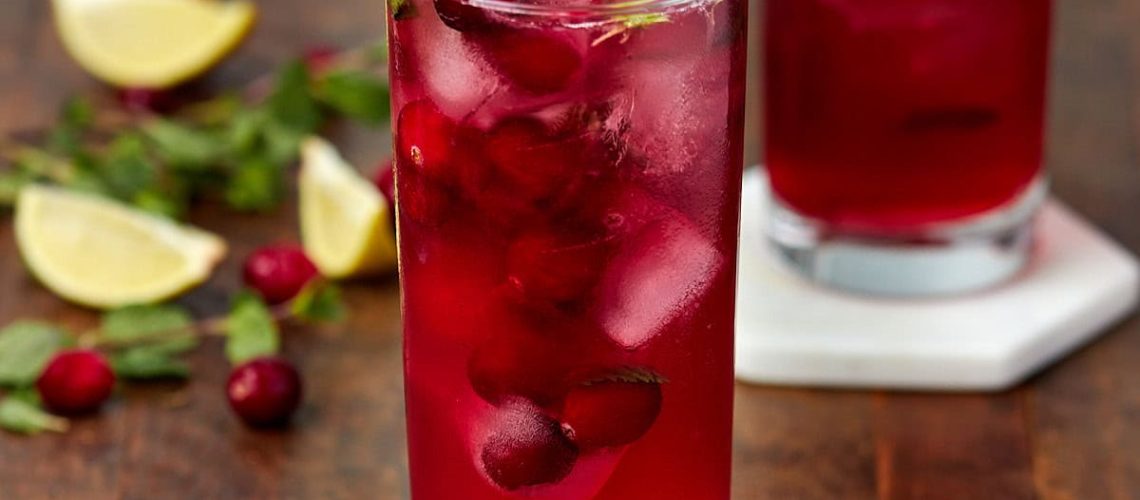 طريقة عمل كوكتيل التوت البرى مع النعناع الفريش