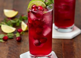 طريقة عمل كوكتيل التوت البرى مع النعناع الفريش