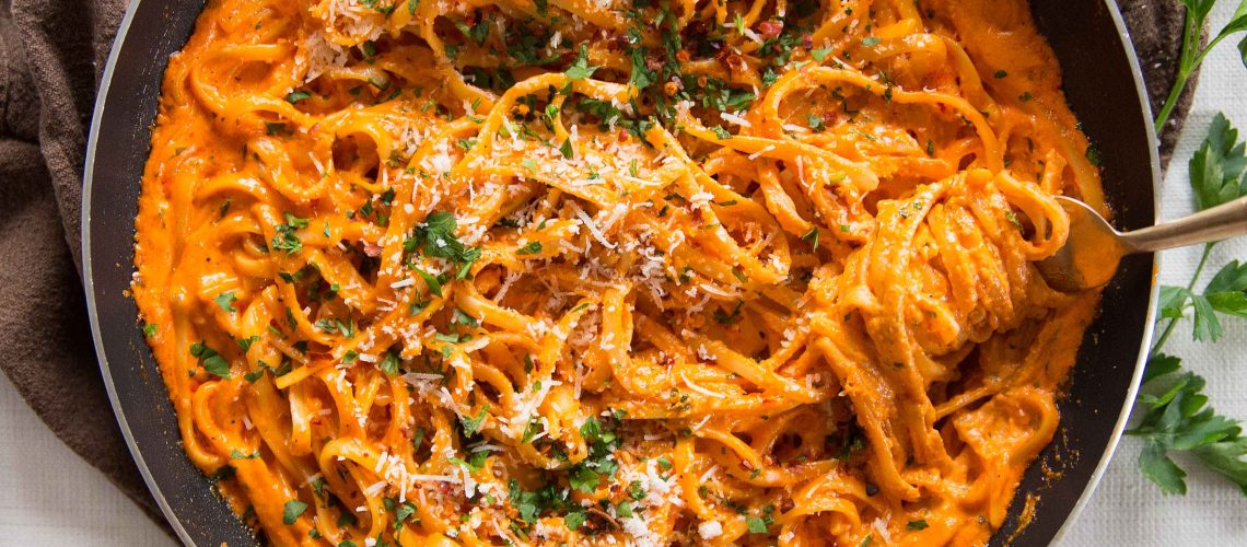 طريقة عمل مكرونة بصوص الفراولة المجففة والفلفل الأحمر