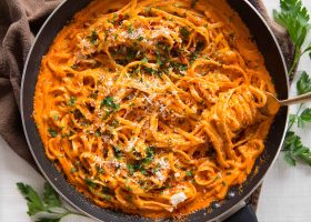 طريقة عمل مكرونة بصوص الفراولة المجففة والفلفل الأحمر