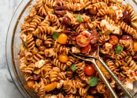 طريقة عمل المكرونة بالزيتون والطماطم المجففة