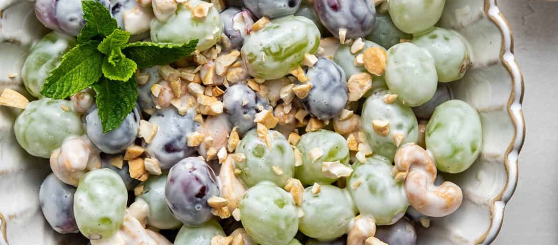 طريقة عمل سلطة العنب الأحمر بالجبنة الزرقاء والكراميل المملح