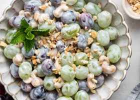 طريقة عمل سلطة العنب الأحمر بالجبنة الزرقاء والكراميل المملح