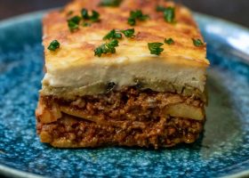 طريقة عمل مسقعة الكوسا بالبشاميل