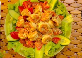 طريقة عمل سلطة مانجو و جمبرى بصوص جوز الهند الحار