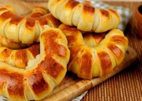 طريقة عمل فطيرة حلزونية بالجبنة