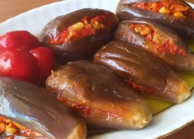 طريقة عمل مكدوس الباذنجان بالجوز