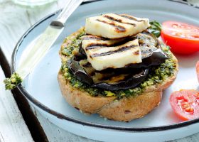 طريقة عمل برجر باذنجان بالتمر والجبنة المدخنة وصوص السماق