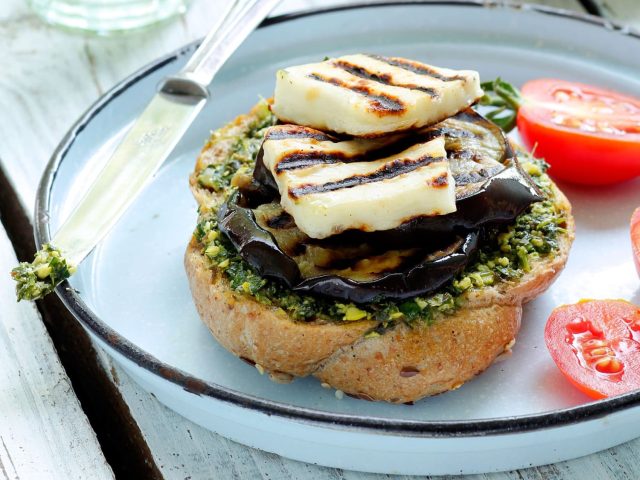 طريقة عمل برجر باذنجان بالتمر والجبنة المدخنة وصوص السماق