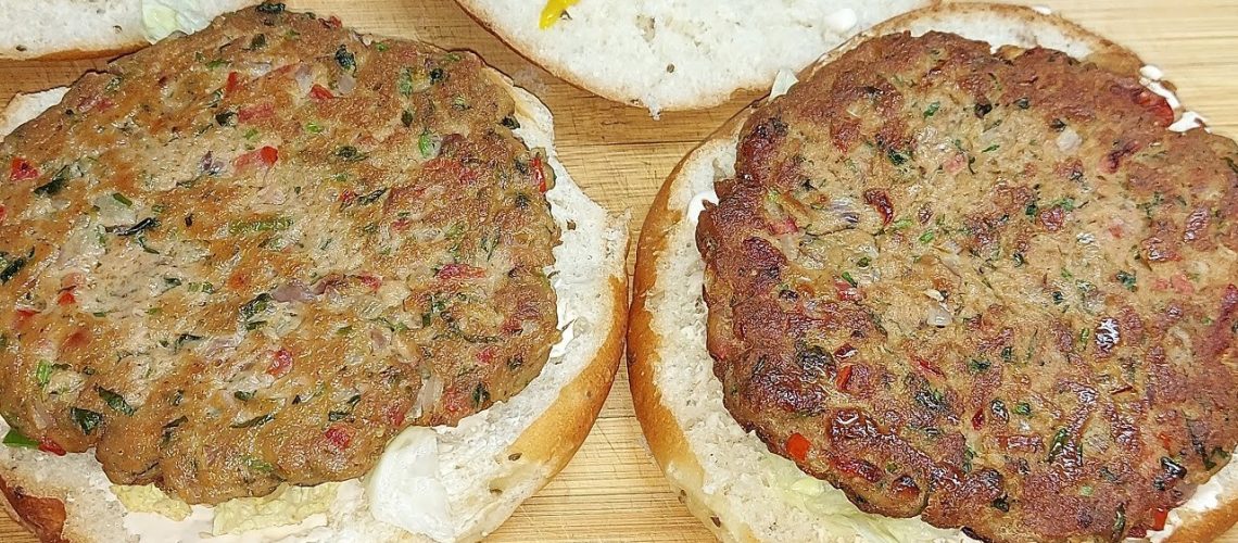 طريقة عمل برجر التونة بالزبادي و عصير الليمون