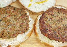 طريقة عمل برجر التونة بالزبادي و عصير الليمون