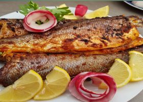 طريقة عمل سمك مشوي على الفحم على الطريقة اليونانية للرجيم