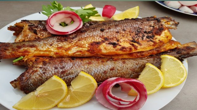طريقة عمل سمك مشوي على الفحم على الطريقة اليونانية للرجيم