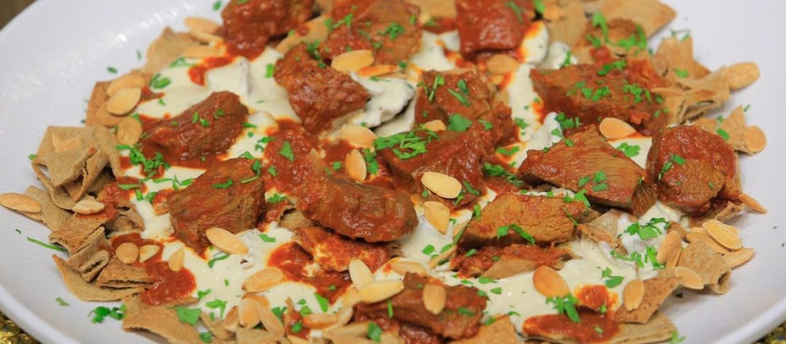 طريقة عمل فتة لحم بالخبز المحمص