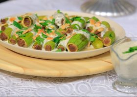 طريقة عمل اصابع الكوسة المقرمشة مع صوص الزبادى الحار