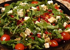 طريقة عمل سلطة الجرجير بالموز والجبنة الفيتا وصوص عسل بالسمسم