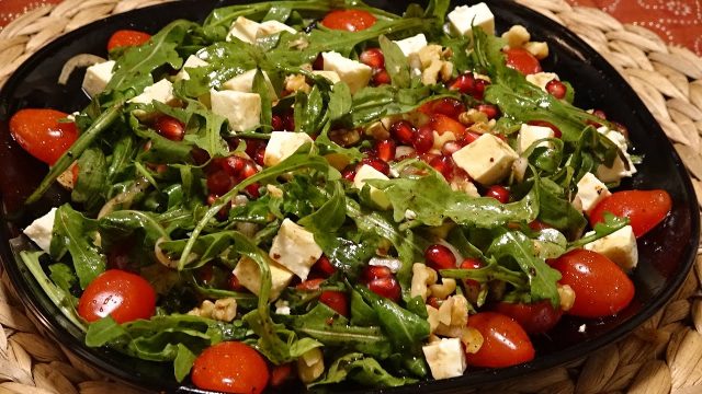 طريقة عمل سلطة الجرجير بالموز والجبنة الفيتا وصوص عسل بالسمسم