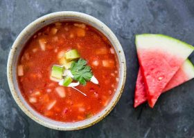 طريقة عمل شوربة البطيخ المشوي بالبصل الاحمر والكزبرة