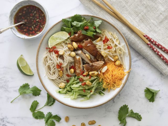 طريقة عمل سلطة نودلز ارز باليوسفى والتونة المجففه وصوص اللافندر