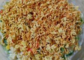 طريقة عمل سلطة النودلز المقرمشة