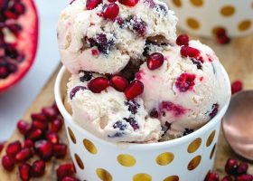 طريقة عمل ايس كريم رمان مدخن بالهيل والفلفل الوردي