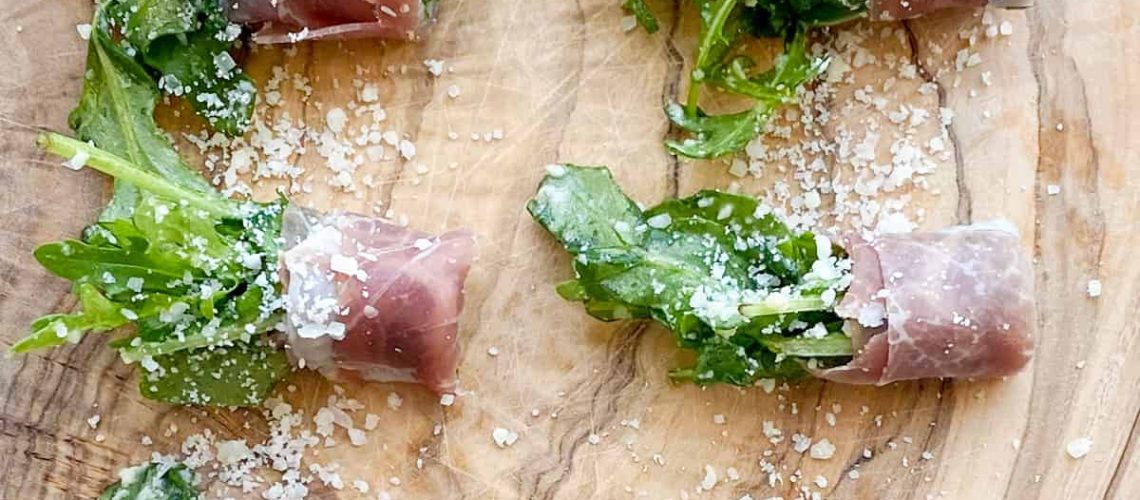 طريقة عمل لفائف الجرجير بالاناناس والجبنة الزرقاء والسمسم الأسود