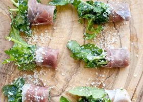 طريقة عمل لفائف الجرجير بالاناناس والجبنة الزرقاء والسمسم الأسود