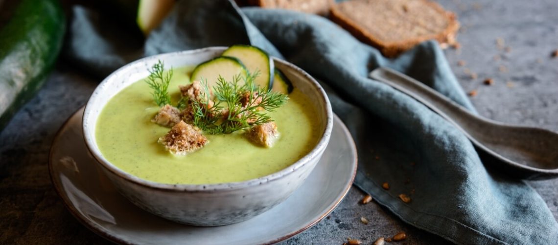 طريقة عمل شوربة الكوسا والبروكلي