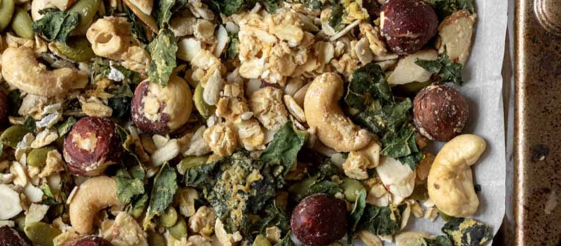 طريقة عمل جرانولا مالحة بالزعتر والجبنة الفيتا والمكسرات المحمصة