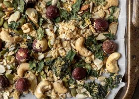 طريقة عمل جرانولا مالحة بالزعتر والجبنة الفيتا والمكسرات المحمصة