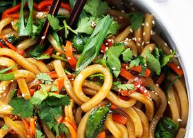 طريقة عمل نودلز بالخضار حار