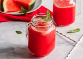 طريقة عمل كوكتيل خيار وبطيخ مخفوق مع لبن جوز الهند والزنجبيل